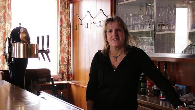 Auf ein Bier bei Marry: Hinterm Tresen von Wagners Bierstube kümmert sich Maria Schimmel seit Jahrzehnten um ihre Gäste. Im Dezember ist damit Schluss.