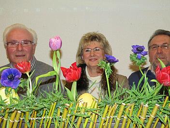Der Obst- und Gartenbauverein lässt es in Euerdorf grünen. Für 25 Jahre Mitgliedschaft ehrte Vorsitzender Erich Schießer (von links) Hiltrud Meierl und Günter Jaksch.  Foto: Doris Bauer