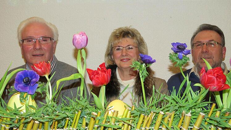 Der Obst- und Gartenbauverein lässt es in Euerdorf grünen. Für 25 Jahre Mitgliedschaft ehrte Vorsitzender Erich Schießer (von links) Hiltrud Meierl und Günter Jaksch.  Foto: Doris Bauer