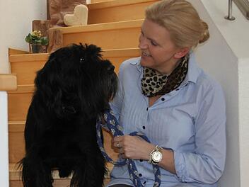 "Auf geht's Elvis!" Mit diesem Satz fordert Susanne Grebner ihren Hund zum Gassigehen auf. Man könnte ihn aber auch um "... auf in den Wahlkampf" ergänzen. Denn nach der Niederlage im Jahr 2008, nach der sie sich den Hund zugelegt hat, tritt die SPD-Frau erneut für den Bürgermeister-Posten an.Foto:Corinna Igler