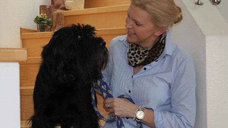"Auf geht's Elvis!" Mit diesem Satz fordert Susanne Grebner ihren Hund zum Gassigehen auf. Man könnte ihn aber auch um "... auf in den Wahlkampf" ergänzen. Denn nach der Niederlage im Jahr 2008, nach der sie sich den Hund zugelegt hat, tritt die SPD-Frau erneut für den Bürgermeister-Posten an.Foto:Corinna Igler