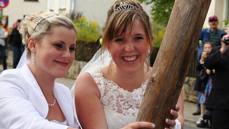 Katrin Hofmann (l.) und Nadine Galster legen Hand an.