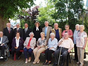 Diese Männer und Frauen wurden vor 65 und 70 Jahren zu ihrer Konfirmation eingesegnet (dabei: Pfarrerin Tanja Vincent). Foto: Alfred Thieret