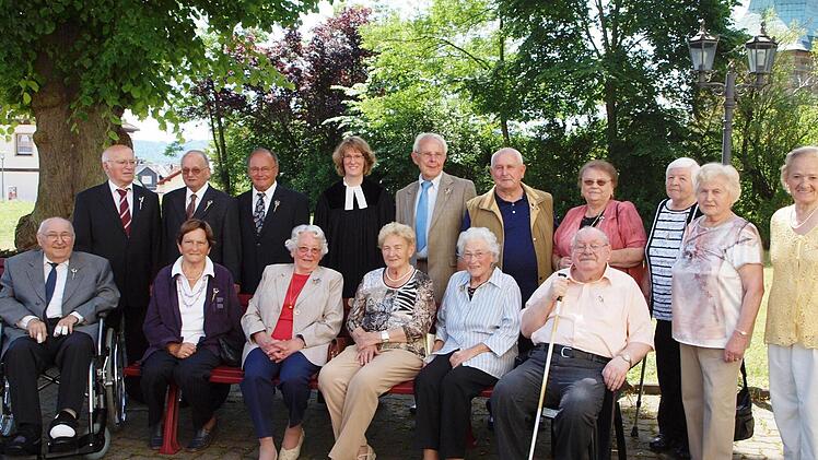 Diese Männer und Frauen wurden vor 65 und 70 Jahren zu ihrer Konfirmation eingesegnet (dabei: Pfarrerin Tanja Vincent). Foto: Alfred Thieret