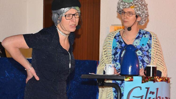 Doreen Büschel (links) als Babette und Heidi Müller-Gärtner (rechts) als Gerda stellten sich einem Quiz der Gemeinde. Foto: Schmidt