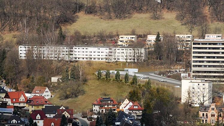 Am Hang entlang der Albert-Schweitzer-Straße soll das Parkhaus entstehen.  AMP Parking