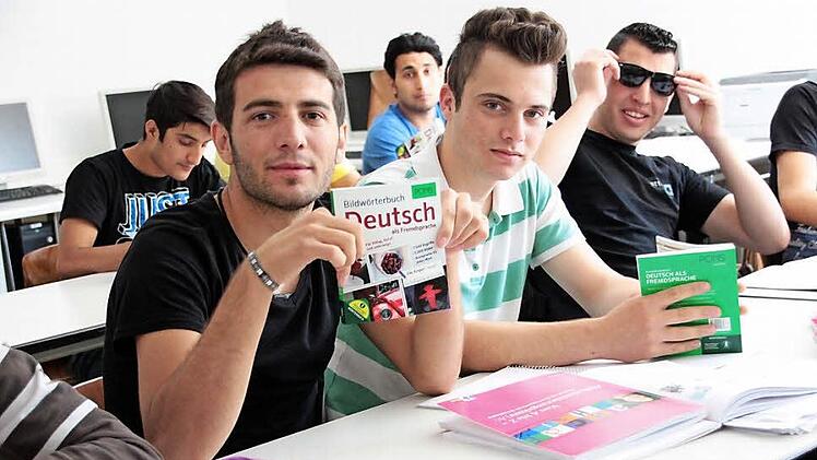 Flüchtlinge lernen in der Berufsschule Deutsch. Foto: Josef Hofbauer