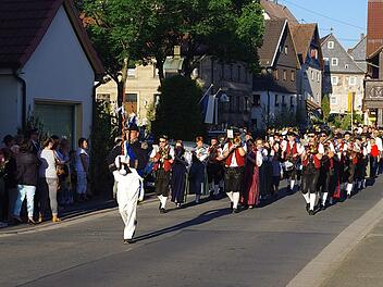 Szene vom alljährlichen Zapfenstreich in Friesen  Foto: Heike Schülein