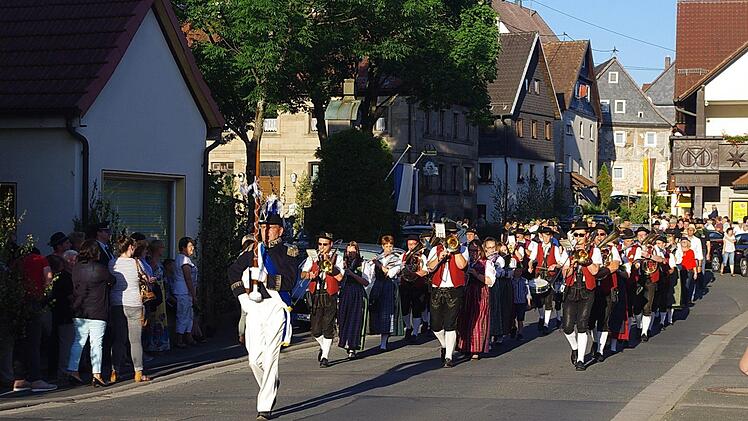 Szene vom alljährlichen Zapfenstreich in Friesen  Foto: Heike Schülein