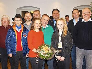Bürgermeister Hans Beck (Fünfter von links) dankte diesen Bürgern für ihre Verdienste um das Gemeinwohl und zeichnete sie mit Medaillen aus. Kickbox-Weltmeisterin Andrea Pflefka bekam Blumen.  Foto: Evi Seeger