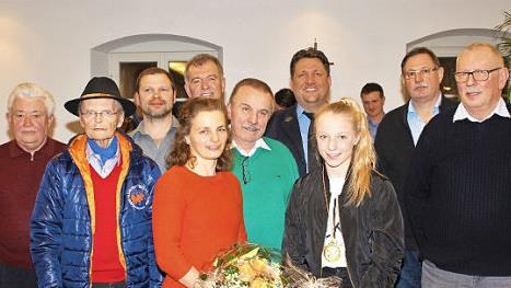 Bürgermeister Hans Beck (Fünfter von links) dankte diesen Bürgern für ihre Verdienste um das Gemeinwohl und zeichnete sie mit Medaillen aus. Kickbox-Weltmeisterin Andrea Pflefka bekam Blumen.  Foto: Evi Seeger