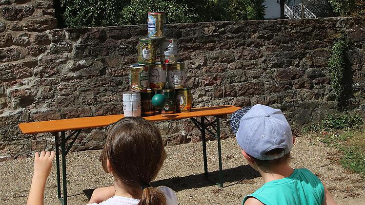 Volltreffer! Wenn Buben und Mädchen an der Station "Dosen werfen" aktiv waren, war das im ganzen Schlosspark zu hören. Foto: Dieter Britz