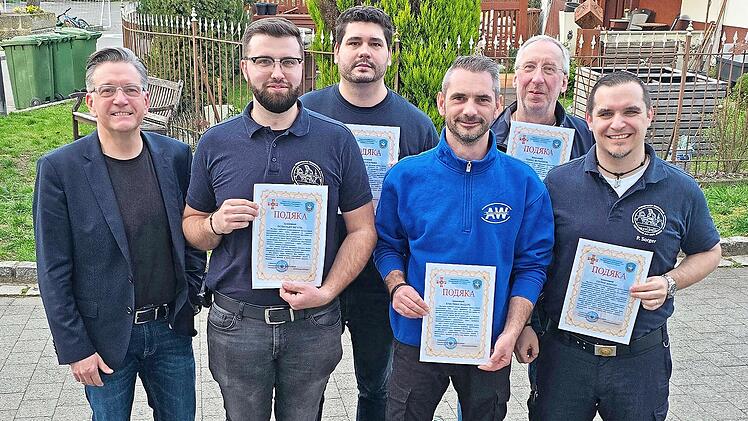 Bürgermeister Karsten Fischkal mit (von links) Osvaldo Nechita, Jens Wassermann, Ralf Weber, Thomas Kerschbaum und Kommandant Patrick Sorger