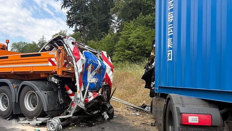 Lastwagen kracht in Warnleitanh&auml;nger auf der A3 bei W&uuml;rzburg