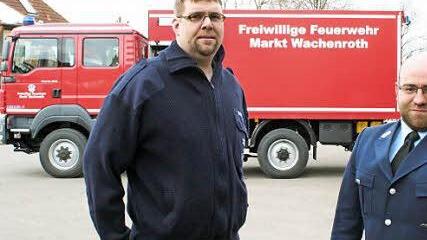 Das neue Logistikfahrzeug der Wachenrother Wehr und die Aktiven Rüdiger Schmitt (links) und Andreas Dresel (rechts)