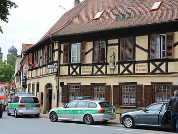 Polizei und Notarzt wurden am Nachmittag in eine Wohnung über dem Gasthof Sonne gerufen. Foto: Barbara Herbst
