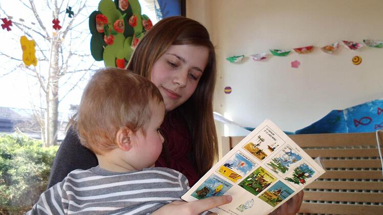 Sonja Kröner beim Vorlesen in der Kinderkrippe.