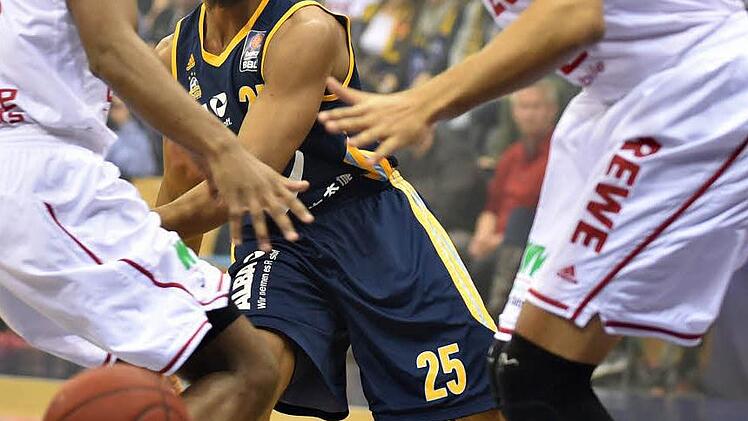 Clifford Hammonds kämpft gegen die Bamberger Bradley Wanamaker (l) und Elias Harris (r) um den Ball.