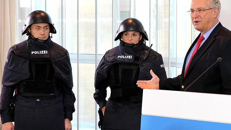 Innenminister Joachim Herrmann pr&auml;sentiert neue Helme und neue Schutzwesten f&uuml;r die Polizei. Die Westen sollen sogar Schutz vor Kalaschnikows bieten.  Foto: Staatskanzlei/dpa