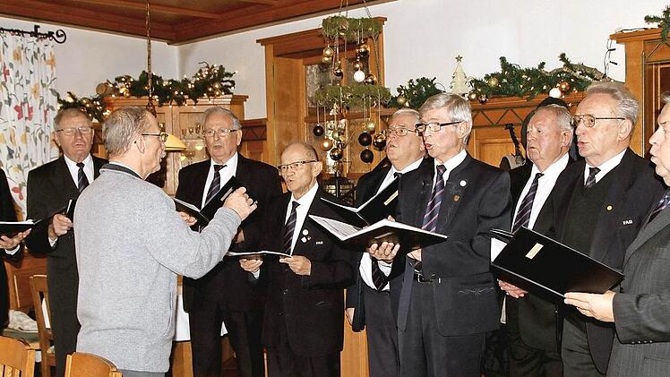 Mit weihnachtlichen Weisen umrahmte der Kufi-Chor unter der Leitung von Dirigent Adrian Georg Micsa die Festveranstaltung. Zwölf Aktive zählt der Chor im Raum Ebelsbach-Eltmann.  Fotos: Günther Geiling