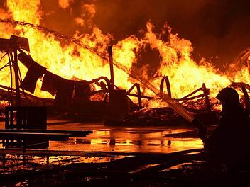 Ein Brand in einem Sägewerk in Untererthal hatte im Juli einen Großeinsatz der Feuerwehren im Landkreis ausgelöst. Foto: Peter Rauch