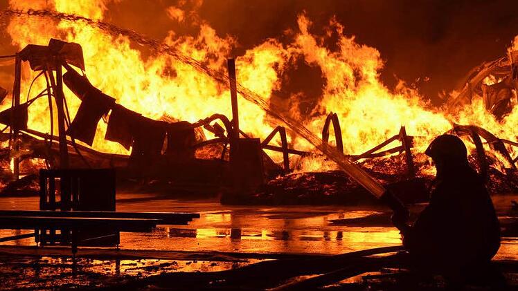 Ein Brand in einem Sägewerk in Untererthal hatte im Juli einen Großeinsatz der Feuerwehren im Landkreis ausgelöst. Foto: Peter Rauch
