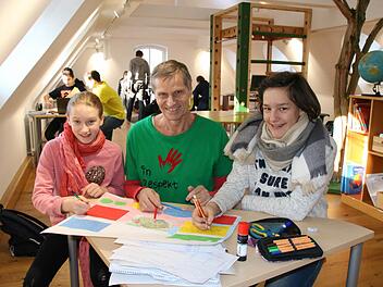 Schulleiter Richard Lutz (Mitte) bespricht mit Antonia (links) und Melissa (rechts) die Themenplanung. Foto: Ralf Ruppert