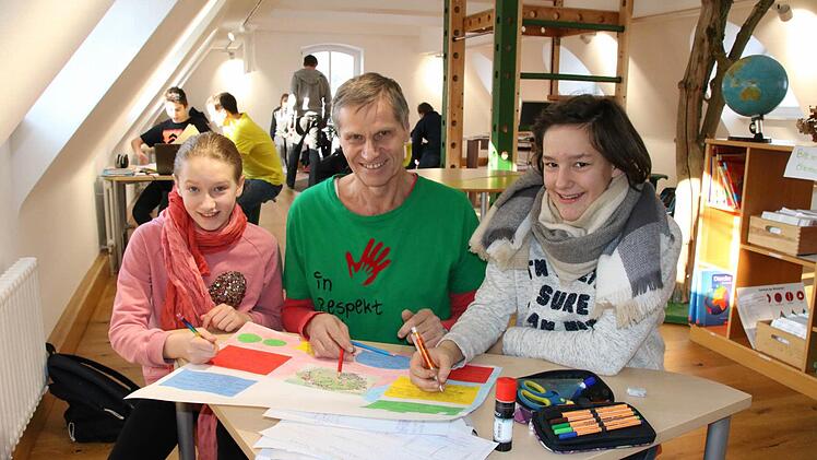 Schulleiter Richard Lutz (Mitte) bespricht mit Antonia (links) und Melissa (rechts) die Themenplanung. Foto: Ralf Ruppert