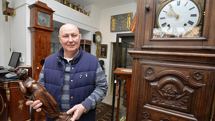 Johann Sebök verkauft Objekte der Kunst- und der Zeitgeschichte. Das bescherte ihm einen Besuch des Verfassungsschutzes.  Fotos: Ronald Rinklef