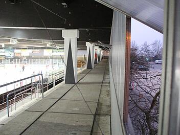 Eine Detonation erfüllte am Freitag die Eishalle. Die Polizei sucht weiter nach dem Täter, der mit einem Böller ein Loch in die Hallendecke gerissen hat.  Fotos: Christian Bauriedel