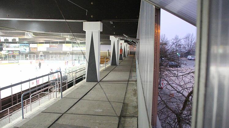 Eine Detonation erfüllte am Freitag die Eishalle. Die Polizei sucht weiter nach dem Täter, der mit einem Böller ein Loch in die Hallendecke gerissen hat.  Fotos: Christian Bauriedel