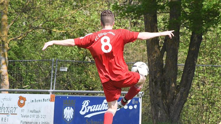 Sandro Parente vom FC Eltingshausen wagt ein Tänzchen mit dem Ball. Gegen Maßbach verliert sein FC mit 0:5.Hopf