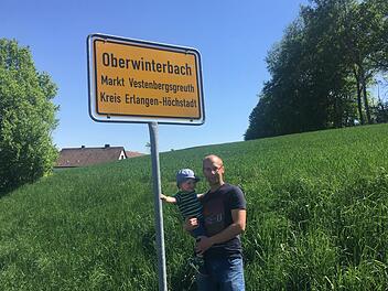 Der Vorstand und das jüngste Vereinsmitglied Felix Kleinlein freuen sich schon auf das Fest. Fotos: PR