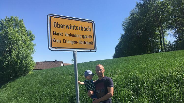 Der Vorstand und das jüngste Vereinsmitglied Felix Kleinlein freuen sich schon auf das Fest. Fotos: PR