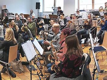 Das Kreisblasorchester des Nordbayerischen Musikbundes bei einer Probe: Zu einem Konzert kommen die Musiker nach Zeil.  Foto: Peter Detsch