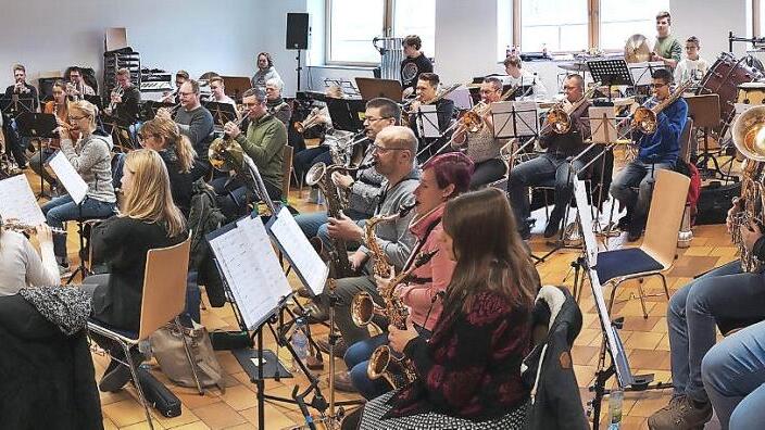 Das Kreisblasorchester des Nordbayerischen Musikbundes bei einer Probe: Zu einem Konzert kommen die Musiker nach Zeil.  Foto: Peter Detsch