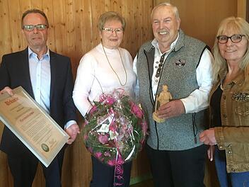 Der Rhönklub-Zweigverein Wildflecken hat mit Wilfried Donner einen neuen Ehrenvorsitzenden:  (von links) 2. Vorsitzender Wolfgang Illek,  Anja Donner,  Wilfried Donner und 1. Vorsitzende Steffi Eiter. Foto: Regina Rinke