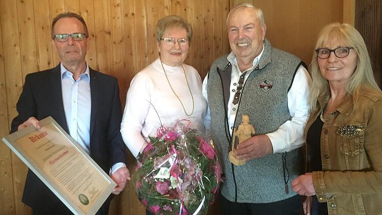 Der Rhönklub-Zweigverein Wildflecken hat mit Wilfried Donner einen neuen Ehrenvorsitzenden:  (von links) 2. Vorsitzender Wolfgang Illek,  Anja Donner,  Wilfried Donner und 1. Vorsitzende Steffi Eiter. Foto: Regina Rinke