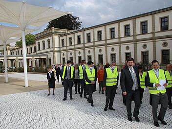 Vor einigen Tagen zogen die Philharmoniker mit Streikwesten über ihren Fracks und über 100 Unterstützern für eine Demo ins Luitpoldbad.
