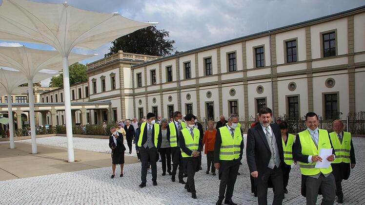 Vor einigen Tagen zogen die Philharmoniker mit Streikwesten über ihren Fracks und über 100 Unterstützern für eine Demo ins Luitpoldbad.