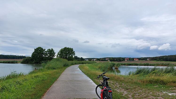 Radfahren zwischen Karpfenteichen und Störchen