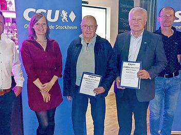 Ortsvorsitzendem Stefan Beetz, Susanne Heinlein von der Frankenwald-CSU (von links) und Fraktionssprecher Jürgen Weißerth (rechts) war es eine große Freude, Ottomar Lutz (3. v. l.), Altbürgermeister Albert Rubel (4. v. l.) und Wolfgang Schirmer (5...
