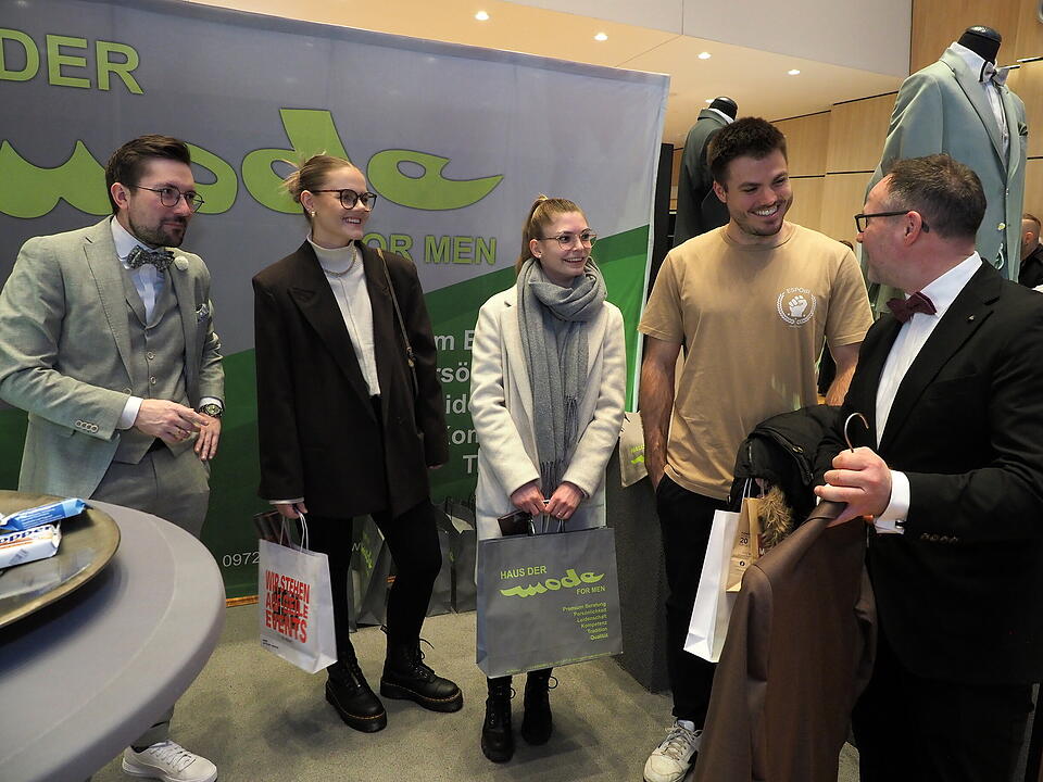 Inkl. Braut- und Festmodenschauen.