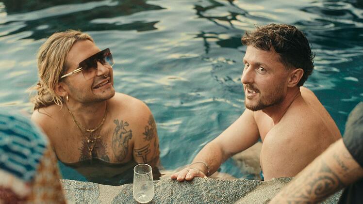 Auf einer Poolparty kamen sich Bill Kaulitz (links) und Jannik Kontalis n&auml;her.