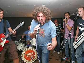 Die "Endlich Kerwa Band" probt für die Sandkerwa: Leadsänger Bruno Barrique (Mitte), des Schmiegla (links), der Trommler, Floyd Sektmann, Kapitän Holz, Jim Volvox (hinten von links nach rechts); es fehlt Gitarrist Sir Ullrich. Foto: Matthias Hoch