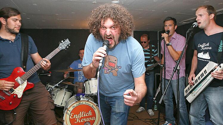 Die "Endlich Kerwa Band" probt für die Sandkerwa: Leadsänger Bruno Barrique (Mitte), des Schmiegla (links), der Trommler, Floyd Sektmann, Kapitän Holz, Jim Volvox (hinten von links nach rechts); es fehlt Gitarrist Sir Ullrich. Foto: Matthias Hoch