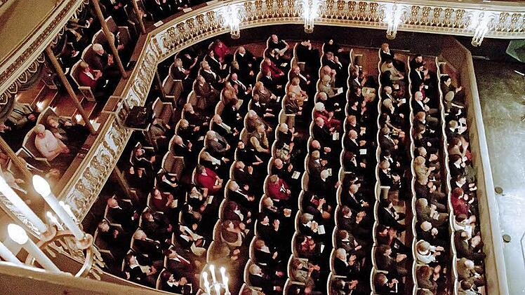 Auf dicht gefülllte Zuschauerreihen hofft Intendant Bodo Busse in der Spielzeit 2014/2015 im Landestheater. Foto: Jochen Berger