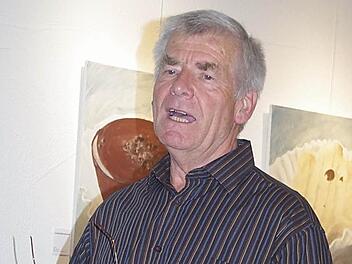 Reinhard Kube stellt sein Buch "Der fremde Mann, mein Vater" bei einer Lesung vor. Foto: Heike Schülein