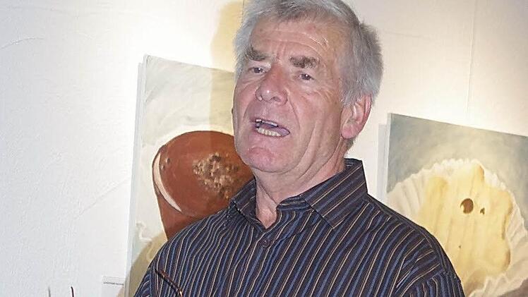 Reinhard Kube stellt sein Buch "Der fremde Mann, mein Vater" bei einer Lesung vor. Foto: Heike Schülein