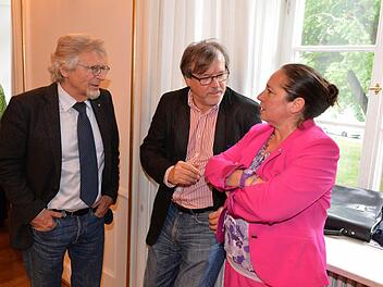 Ein Foto aus der konstituierenden Sitzung zeigt Helmut Müller, Gerhard Seitz (beide CSU) im Gespräch mit Daniela Reinfelder, frühere Fraktionschefin der BUB.   Foto: Ronald Rinklef